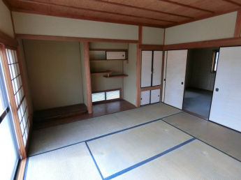 ２階の続き間の和室　本格的な床の間と飾り棚がついてます