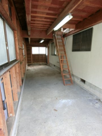 普通車なら２台　軽自動車なら３台駐車可能です