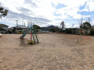 お家から徒歩３０秒の公園　道路向かい１０メートルのことろにあります