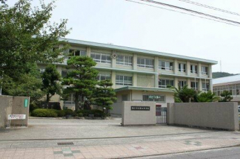 松山市立 勝山中学校まで1166m