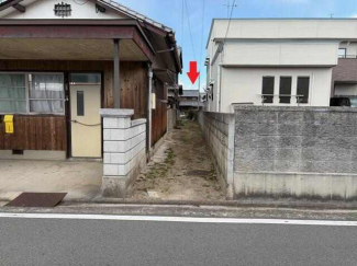 メイン道路からの通路・奥に本物件あり
