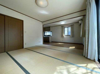 1階キッチン横の8帖和室です。