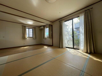 1階キッチン横の8帖和室です。