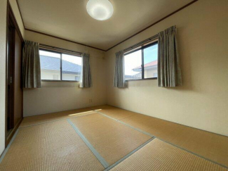 2階6帖の西側和室です。