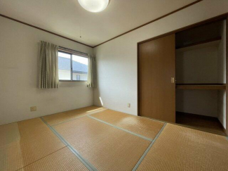 2階6帖の東側和室です。