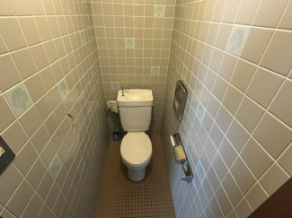 １階エレべーターの隣にある共用トイレです