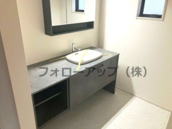 独立洗面台、小物を置くことができて便利です