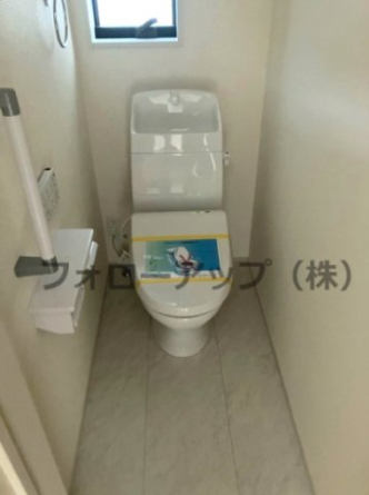 落ち着いた色調のトイレです