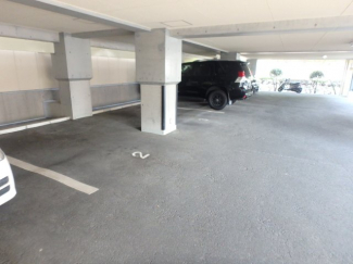 屋根付きの駐車場