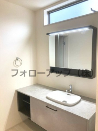 独立洗面台、小物を置くことができて便利です