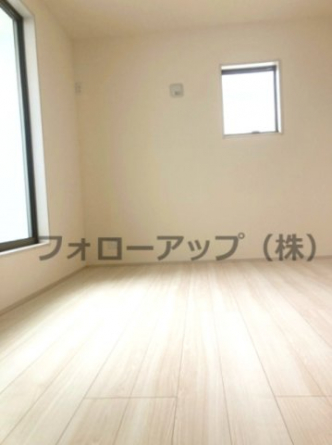 コンパクトで使いやすい洋室です