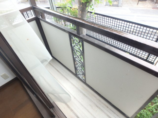 暖かな日差しのふりそそぐバルコニー