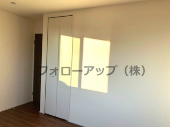 落ち着いた色調の洋室です