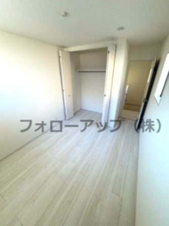 落ち着いた色調の洋室です