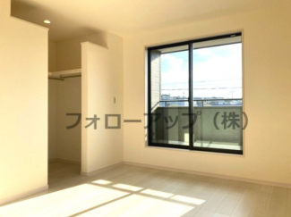 明るい洋室です