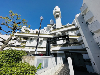 北大阪急行「緑地公園」駅徒歩圏。落ち着いた住環境に佇む北向きデザイナーズマンション。やわらかな採光が心地よく、ゆとりある3LDKで快適な暮らしを実現します。