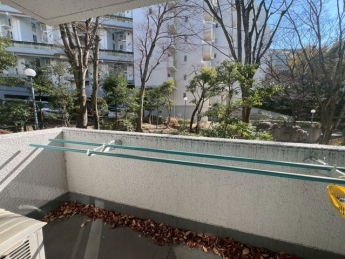 静かな住宅街に位置するヴィンテージ感漂うマンション。北向きならではの安定した明るさが魅力。ファミリーにも使いやすい3LDKの間取りです。