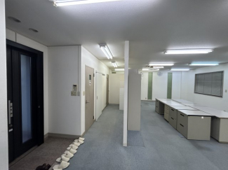 ２階事務所　１階事務所内