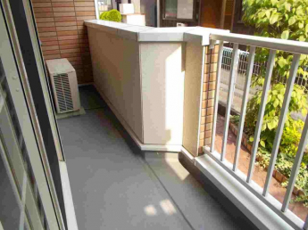 開放的で明るい空間を演出してくれるバルコニーです