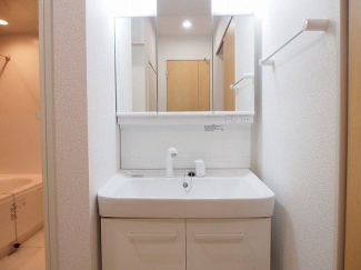 ゆったりとスペースのある洗面所