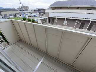 暖かな日差しのふりそそぐバルコニー