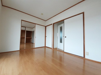 明るい色調の室内です