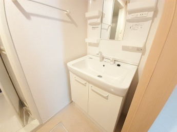 ゆったりとスペースのある洗面所