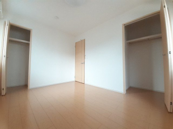 明るい色調の室内です