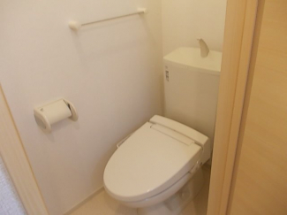 落ち着いた色調のトイレです