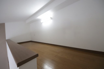 広くて明るい寝室