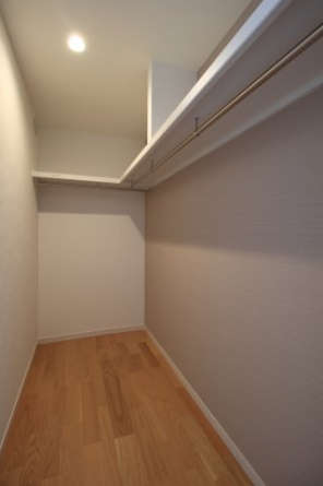 落ち着いた色調の洋室です