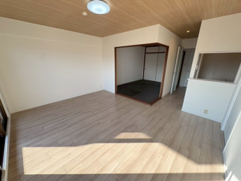 落ち着いた色調の洋室です