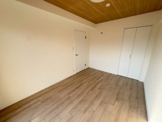 明るい洋室です