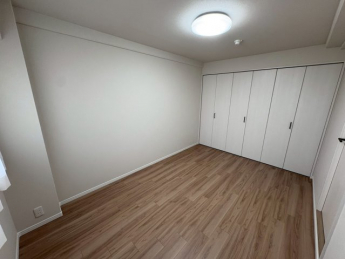 コンパクトで使いやすい洋室です