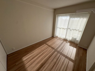 明るい洋室です