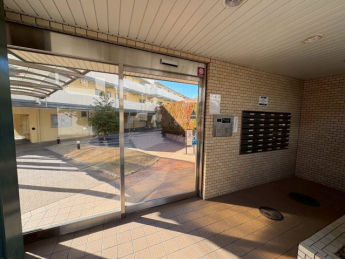 落ち着いたエントランスです