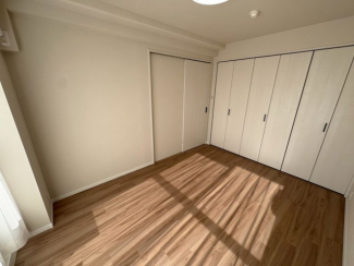 コンパクトで使いやすい洋室です