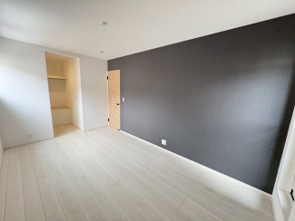 落ち着いた色調の寝室です