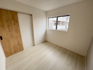 コンパクトで使いやすい洋室です