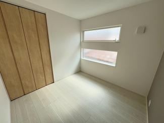 コンパクトで使いやすい洋室です