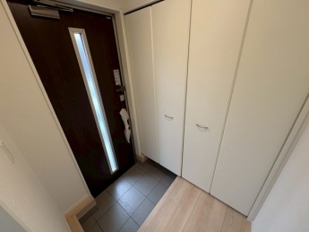 明るい玄関です