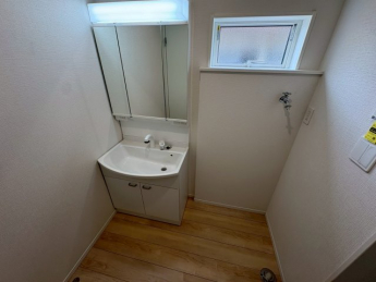 朝の支度にも助かる、独立の洗髪洗面化粧台