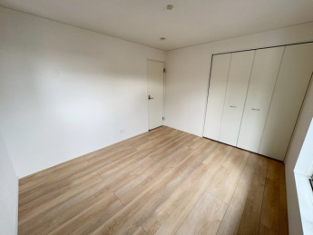 コンパクトで使いやすい洋室です