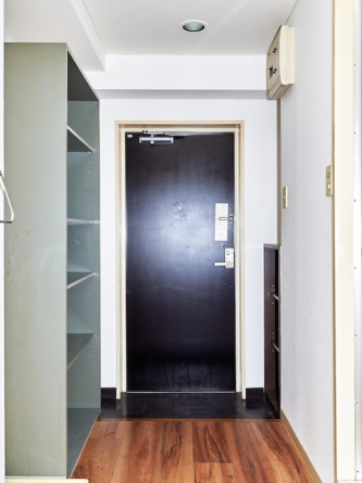 大型収納棚とオープンシューズボックスあります