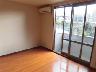 エアコン付きです！バルコニーもありますのでお布団も干しやすいです。