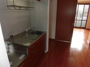 キッチン部分も広めで棚なども置けますね。