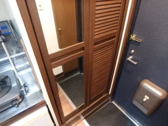 玄関に広い収納です