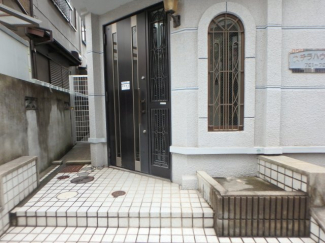 落ち着いたエントランスです