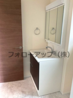 独立洗面台、小物を置くことができて便利です