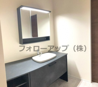 朝の支度にも助かる、独立の洗髪洗面化粧台